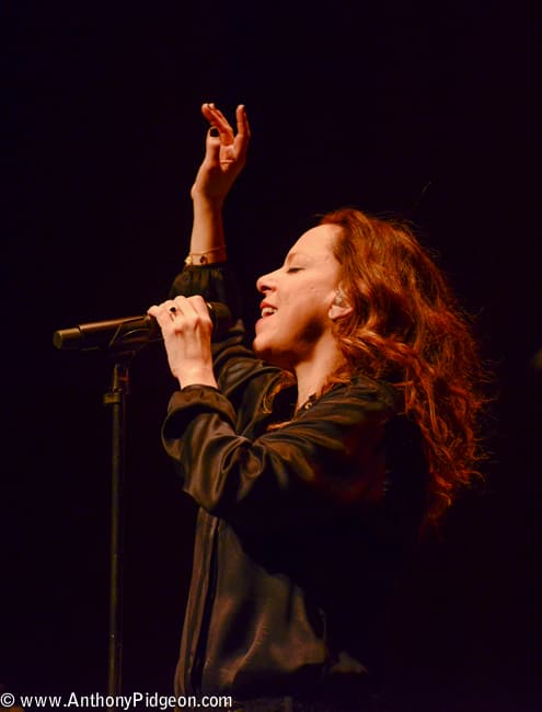 [爵士 101 期] 贝贝尔·吉尔伯托 (Bebel Gilberto) -  Greatest Hits 精选：静谧浪潮中的当代巴西耳语